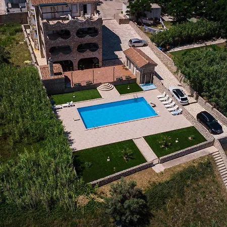 Apartment Pool Ena *
