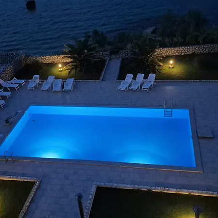 Pool And Beachfront Ena - Perfect Family Escape Apartment