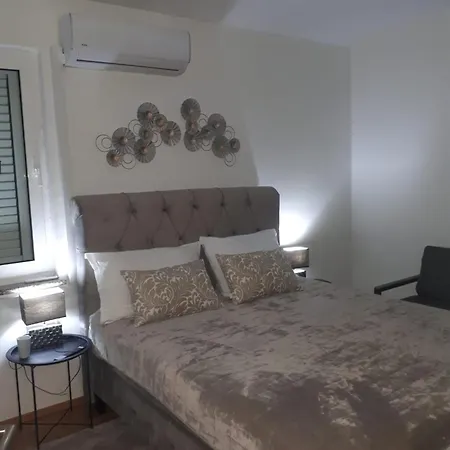 Apartment Pool Ena *
